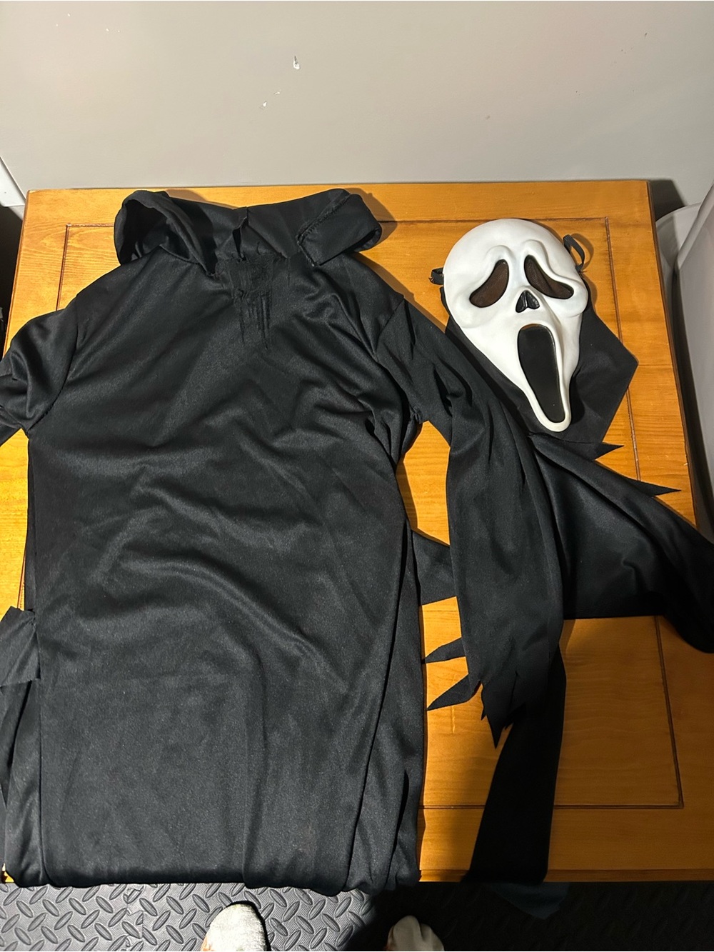 Kids size 8-10 Black Scream Ghostface Kids Costume with Mask